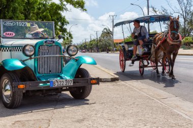 Varadero, Küba - 8 Mayıs 2019: Canlı ve aydınlık güneşli bir günde sokakta Klasik Eski Taksi Arabası.