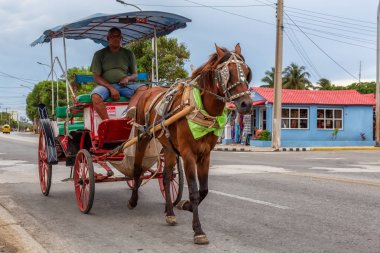 Varadero, Küba - 7 Mayıs 2019: Canlı ve aydınlık güneşli bir günde sokakta At Arabası Taksi Yedir.