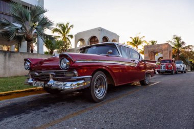 Varadero, Küba - 8 Mayıs 2019: Canlı güneşli bir akşamda sokakta park etmiş Klasik Eski Arabalar.