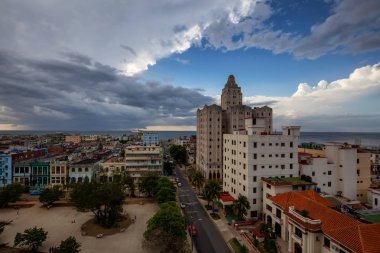 Havana City havadan görünümü, Küba'nın başkenti, canlı bulutlu bir gün boyunca.
