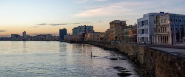Canlı güneşli gün doğumu sırasında Okyanus Kıyısında, Eski Havana City, Küba'nın başkenti güzel panoramik görünümü.