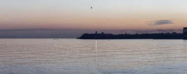 Renkli bulutlu gün doğumu sırasında Eski Havana City, Küba'nın başkenti güzel Panoramik görünümü.