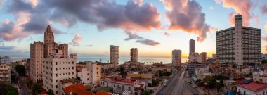 Havana City Havadan Panoramik görünümü, Küba'nın başkenti, renkli bulutlu gündoğumu sırasında.