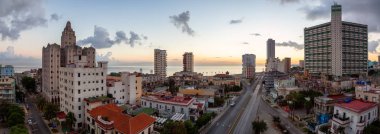Havana City Havadan Panoramik görünümü, Küba'nın başkenti, renkli bulutlu gündoğumu sırasında.