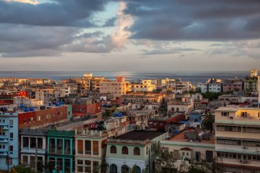 Havana City, Küba'nın başkenti, renkli bulutlu gündoğumu sırasında konut ların havadan görünümü.