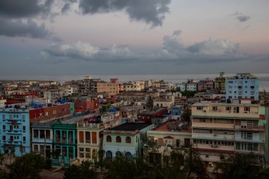 Havana City, Küba'nın başkenti, renkli bulutlu gündoğumu sırasında konut ların havadan görünümü.