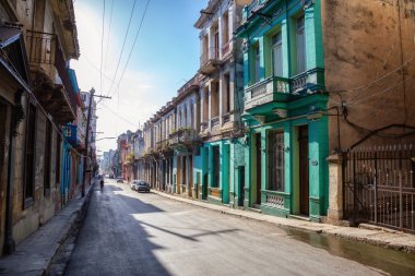 Eski Havana City Sokak görünümü, Küba'nın başkenti, parlak ve güneşli bir sabah sırasında.
