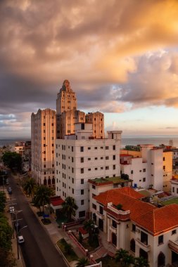 Havana City havadan görünümü, Küba'nın başkenti, renkli bulutlu gündoğumu sırasında.