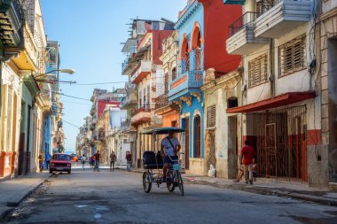 Havana, Küba - 13 Mayıs 2019: Eski Havana Şehrinin Sokak manzarası, Küba'nın başkenti, aydınlık ve güneşli bir sabah.