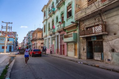 Havana, Küba - 13 Mayıs 2019: Eski Havana Şehrinin Sokak manzarası, Küba'nın başkenti, aydınlık ve güneşli bir sabah.