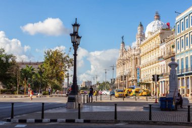 Havana, Küba - 13 Mayıs 2019: Eski Havana Şehrinin Güzel Sokak manzarası, Küba'nın başkenti, aydınlık ve güneşli bir sabah.