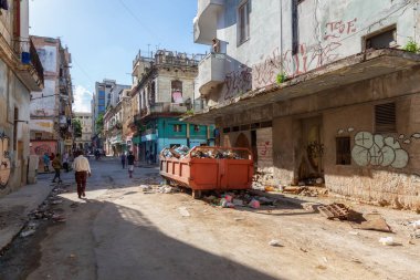 Havana, Küba - 13 Mayıs 2019: Eski Havana'da çöple dolu kirli sokaklar, Küba'nın başkenti, aydınlık ve güneşli bir sabah.
