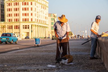 Havana, Küba - 14 Mayıs 2019: Sıcak güneşli bir sabahta Eski Havana Şehrinin sokaklarında işçi işi yapan, temizlik yapan adam.