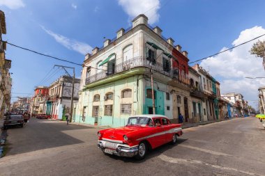 Havana, Küba - 14 Mayıs 2019: Canlı ve parlak güneşli bir sabah sırasında Eski Havana City sokaklarında Klasik Eski Taksi Arabası.