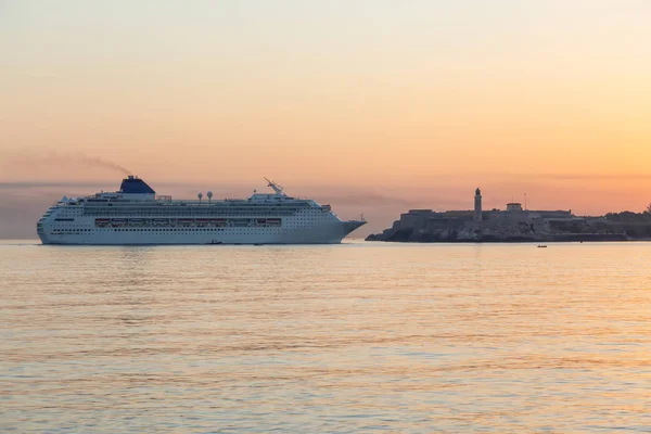 Bela Vista Grande Navio Cruzeiro Que Chega Cidade Velha Havana — Fotografia de Stock