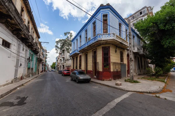 在古巴首都哈瓦那老城的住宅街景 在阳光明媚的日子里 — 图库照片
