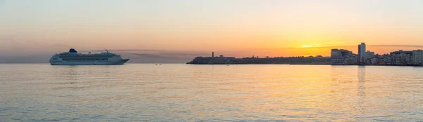 Vista Panorâmica Bonita Navio Cruzeiro Grande Que Chega Cidade Velha — Fotografia de Stock