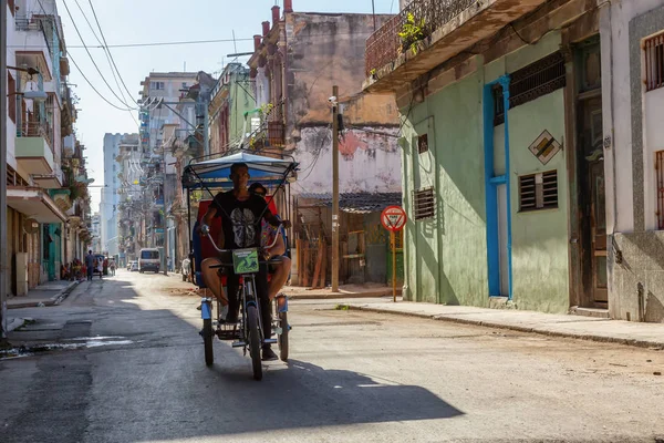 Havana Cuba Mei 2019 Fiets Taxi Chauffeur Rijden Straten Van — Stockfoto