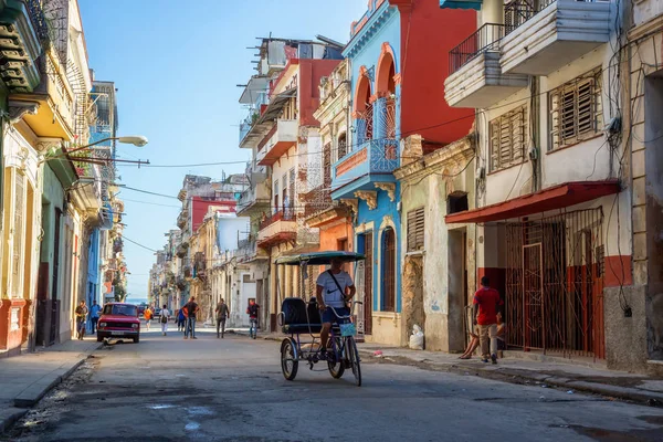 Havana, Küba - 13 Mayıs 2019: Eski Havana Şehrinin Sokak manzarası, Küba'nın başkenti, aydınlık ve güneşli bir sabah.