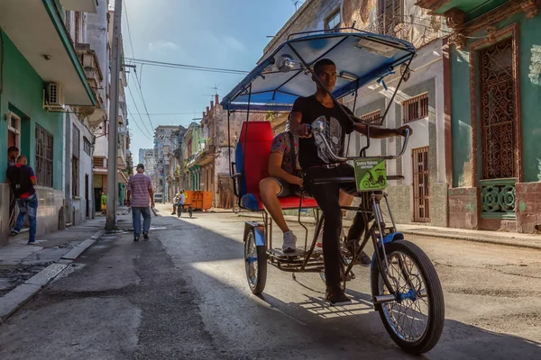 Гавана Куба Мая 2019 Года Велосипед Водитель Такси Улицах Старой — стоковое фото