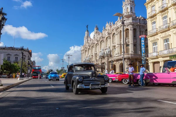 Havana Cuba Maio 2019 Carro Velho Clássico Nas Ruas Cidade — Fotografia de Stock