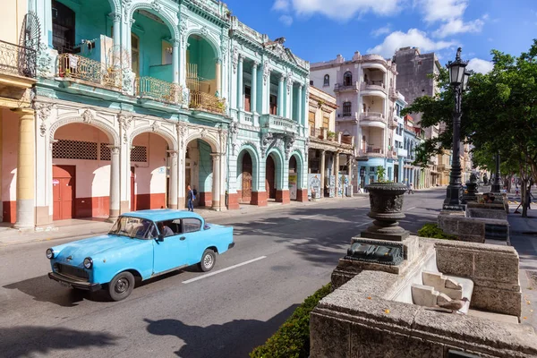 古巴哈瓦那 2019年5月13日 在一个充满活力和明亮的阳光明媚的早晨 旧哈瓦那老城的街道上的经典老爷车 — 图库照片