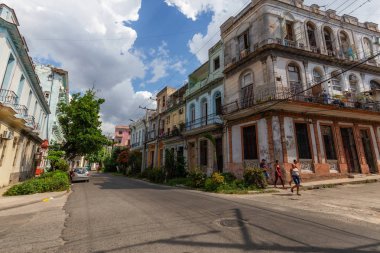 Havana, Küba - 14 Mayıs 2019: Eski Havana Şehrinin Sokak manzarası, Küba'nın başkenti, aydınlık ve güneşli bir günde.