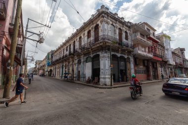 Havana, Küba - 14 Mayıs 2019: Eski Havana Şehrinin Sokak manzarası, Küba'nın başkenti, aydınlık ve güneşli bir günde.