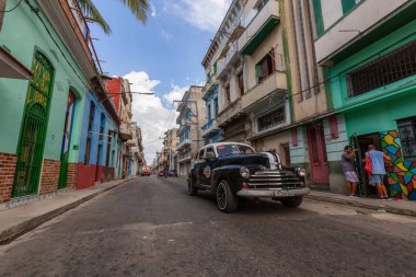 Havana, Küba - 14 Mayıs 2019: Canlı ve parlak güneşli bir sabah sırasında Eski Havana City sokaklarında Klasik Eski Taksi Arabası.