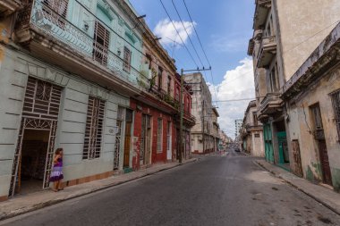 Havana, Küba - 14 Mayıs 2019: Eski Havana Şehrinin Sokak manzarası, Küba'nın başkenti, aydınlık ve güneşli bir günde.