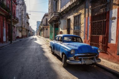 Havana, Küba - 13 Mayıs 2019: Canlı ve parlak güneşli bir sabah ta Old Havana City sokaklarında Klasik Eski Araba.