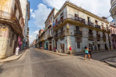 Havana, Küba - 14 Mayıs 2019: Eski Havana Şehrinin Sokak manzarası, Küba'nın başkenti, aydınlık ve güneşli bir günde.