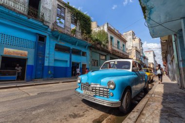 Havana, Küba - 14 Mayıs 2019: Canlı ve parlak güneşli bir sabah sırasında Eski Havana City sokaklarında Klasik Eski Taksi Arabası.