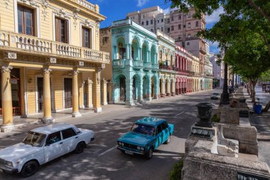 Havana, Küba - 13 Mayıs 2019: Canlı ve parlak güneşli bir sabah ta Eski Havana Şehrinin sokaklarında Klasik Eski Araba.