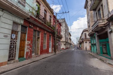 Havana, Küba - 14 Mayıs 2019: Eski Havana Şehrinin Sokak manzarası, Küba'nın başkenti, aydınlık ve güneşli bir günde.