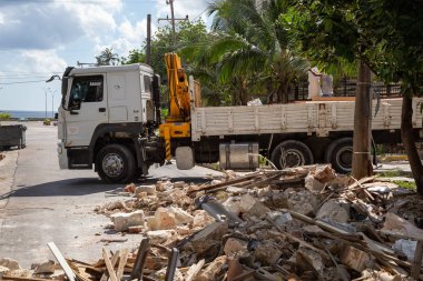 Havana, Küba - 13 Mayıs 2019: Havana City, Küba'nın başkenti sokaklarında, aydınlık ve güneşli bir sabahta inşaat enkazı.