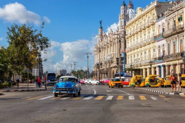 Havana, Küba - 13 Mayıs 2019: Eski Havana Şehrinin Güzel Sokak manzarası, Küba'nın başkenti, aydınlık ve güneşli bir sabah.