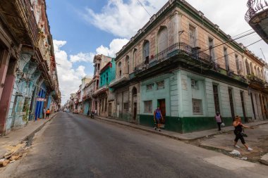 Havana, Küba - 14 Mayıs 2019: Eski Havana Şehrinin Sokak manzarası, Küba'nın başkenti, aydınlık ve güneşli bir günde.