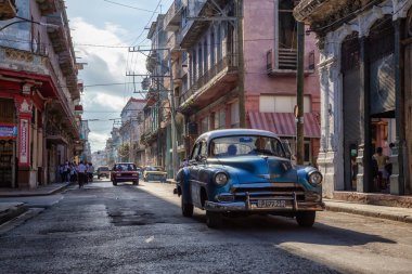 Havana, Küba - 13 Mayıs 2019: Canlı ve parlak güneşli bir sabah ta Eski Havana Şehrinin sokaklarında Klasik Eski Araba.