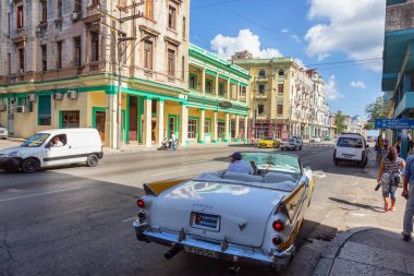 Havana, Küba - 13 Mayıs 2019: Canlı ve parlak güneşli bir sabah sırasında Eski Havana City sokaklarında Klasik Eski Taksi Arabası.