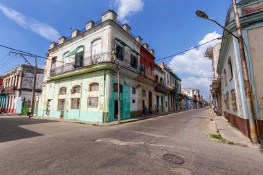 Havana, Küba - 14 Mayıs 2019: Eski Havana Şehrinin Sokak manzarası, Küba'nın başkenti, aydınlık ve güneşli bir günde.