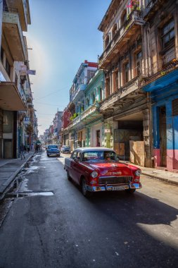 Havana, Küba - 13 Mayıs 2019: Canlı ve parlak güneşli bir sabah ta Eski Havana Şehrinin sokaklarında Klasik Eski Araba.