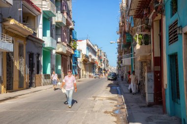 Havana, Küba - 13 Mayıs 2019: Eski Havana Şehrinin Sokak manzarası, Küba'nın başkenti, aydınlık ve güneşli bir sabah.