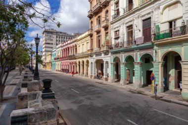 Havana, Küba - 13 Mayıs 2019: Eski Havana Şehrinin Güzel Sokak manzarası, Küba'nın başkenti, aydınlık ve güneşli bir sabah.
