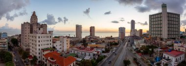 Havana City Havadan Panoramik görünümü, Küba'nın başkenti, renkli bulutlu gündoğumu sırasında.