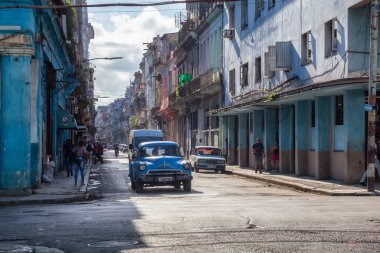 Havana, Küba - 13 Mayıs 2019: Canlı ve parlak güneşli bir sabah sırasında Eski Havana City sokaklarında Klasik Eski Taksi Arabası.
