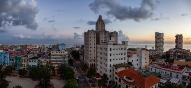 Havana City Havadan Panoramik görünümü, Küba'nın başkenti, renkli bulutlu gündoğumu sırasında.