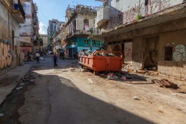 Havana, Küba - 13 Mayıs 2019: Eski Havana'da çöple dolu kirli sokaklar, Küba'nın başkenti, aydınlık ve güneşli bir sabah.