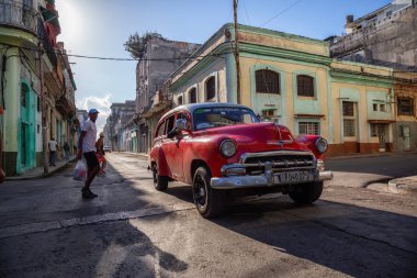 Havana, Küba - 13 Mayıs 2019: Canlı ve parlak güneşli bir sabah sırasında Eski Havana City sokaklarında Klasik Eski Taksi Arabası.