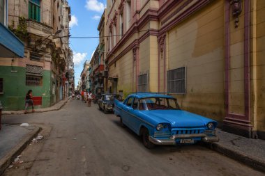 Havana, Küba - 13 Mayıs 2019: Canlı ve parlak güneşli bir sabah ta Eski Havana Şehrinin sokaklarında Klasik Eski Araba.